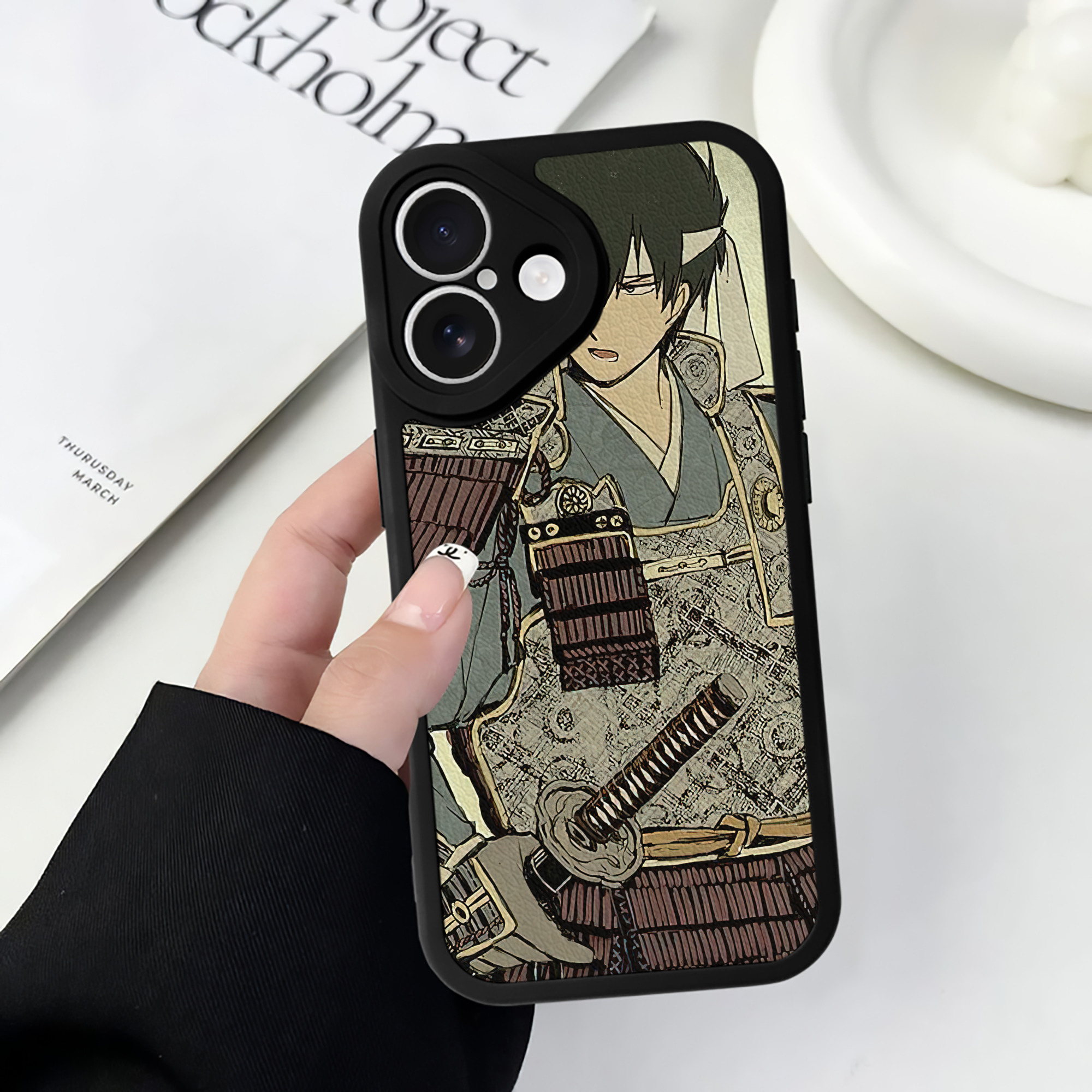 （画像用） ぎんたま 坂田銀時（さかたぎんとき） 神楽 志村新八（しむら しんぱち） GINTAMA Sakata Gintoki Kagura Shimura Shinpachi 【iPhone 16シリーズ対応】シリコンスマホケース（レザー調） 材質：シリコン